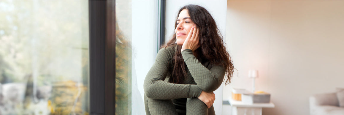 female-skier-in-the-mountains-with-thermal-clothes-and-ski-goggles